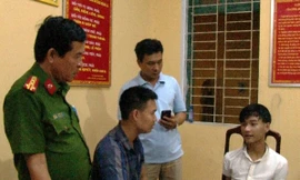 Kẻ cướp táo tợn giữa ban ngày Trần Văn Huy (bìa phải) tại cơ quan công an