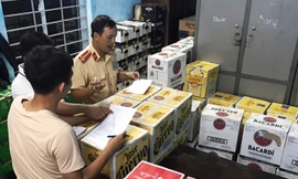 Hàng lậu được thu giữ từ chiếc xe tải tháo chạy như bay trên Quốc lộ 1