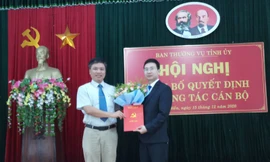 Ông Nguyễn Đình Bách (bìa phải). Ảnh: Hải Huế