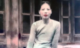 Một bức ảnh hiếm về bà Lê Thị Dinh. Đây là một bức ảnh màu hiếm hoi chụp về thời còn trẻ của người cung nữ này. Ảnh do gia đình cung cấp