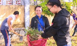 Đoàn viên thanh niên Huế tham gia bảo vệ trường, làm cho Huế sạch - đẹp hơn