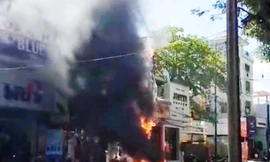 Đám cháy bùng phát trong điều kiện thời tiết khô hanh giữa khu dân cư đông đúc