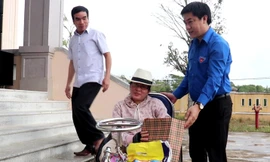 Bí thư Tỉnh Đoàn Thừa Thiên Huế trao quà cho người nghèo tàn tật 