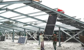 Công trình điện mặt trời khu vực trang trại tại TT-Huế áp lên khung nhà trại không có mái. Ảnh: Ngọc Văn