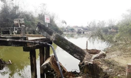 Cầu bất ngờ đổ sập ở TT-Huế, hàng trăm hộ dân bị chia cắt