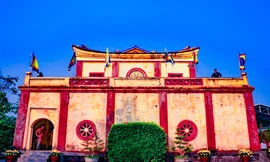 Tàng Thơ lâu nhìn từ cổng chính vào.