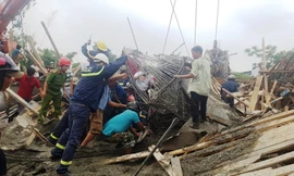 Lực lượng hộ cứu nạn nhanh chóng có mặt tại hiện trường, sử dụng các phương tiện chuyên dụng để đào bới đống đổ nát nhằm tìm kiếm, cứu hộ những người gặp nạn tại đây