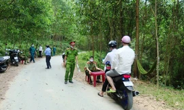 Công an, dân quân tự vệ lập chốt túc trực ngăn chặn người dân tụ tập số đông vào rừng tắm suối bất chấp lệnh cấm.