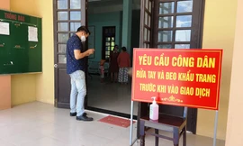 TT-Huế bắt đầu áp dụng tăng dần các biện pháp giãn cách xã hội. Các điểm công cộng, nơi làm việc buộc đeo khẩu trang, bố trí nước rửa tay sát khuẩn (ảnh chụp sáng 29/7 tại trụ sở UBND phường Hương Hồ, thị xã Hương Trà). Ảnh: Ngọc Văn