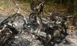 Ba chiếc xe gắn máy của nhân viên bảo vệ rừng Bắc Hải Vân bị kẻ xấu đốt cháy rụi.(ảnh: H.H.T)