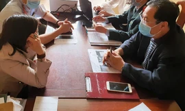 Bà Phan Thị M. H (bìa trái) làm việc với cơ quan chức năng tỉnh TT-Huế.