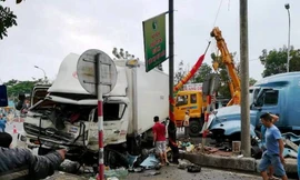 Ô tô tải và xe container toác đầu sau cú đâm như phim