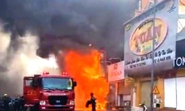 Hiện trường vụ cháy shop Hàn Quốc tại TP Huế. (ảnh V.Dinh)