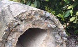 Cột điện bê tông ly tâm dự ứng lực "bảo đảm tiêu chuẩn" bị đứt lìa do bão số 5 (bão cấp 8) tại TT-Huế.