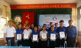 Trao học bổng cho học sinh có hoàn cảnh khó khăn tại Trường THPT Hà Trung, huyện Phú Vang, tỉnh TT-Huế.