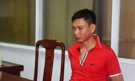 Nguyễn Văn Tiến là người nhiễm HIV, có lối sống "đốt tiền" hoang phí, rất xảo quyệt do có nhiều tiền án và nhiều kinh nghiệm trong vận chuyển ma túy; khi bị bắt Tiến luôn quanh co chối tội