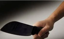 Ở nhà một mình, bé T. bị kẻ cướp dùng dao nhọn tấn công để cướp tài sản. Ảnh minh họa