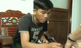 Đối tượng mua bán heroin Tống Huy Cường tại cơ quan công an