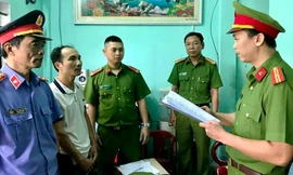 Đọc lệnh khởi tố, bắt tạm giam Tôn Thất Hoài Việt - một trong 10 đối tượng tham gia đường dây đánh bạc và tổ chức đánh bạc qua mạng với số tiền gần 100 tỷ đồng tại TT-Huế vừa bị công an triệt phá.