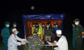 Bộ đội Biên phòng kịp thời phát hiện 12 người vượt biên từ Lào về Việt Nam qua đường mòn tại huyện A Lưới giáp ranh với Lào.