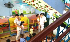 Cám cảnh trẻ 1 tuổi học dưới gầm cầu thang ở TT-Huế