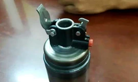 Vật giống mìn thực chất là một bình hơi nhỏ trong đựng pháo giấy.