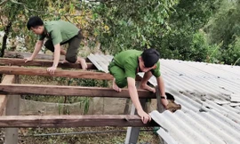 Tuổi trẻ lực lượng công an tại TT-Huế giúp dân lợp lại nhà cửa sau bão.