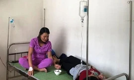 Đến chiều 25/7, các bệnh nhân ngộ độc thực phẩm vẫn tiếp tục điều trị tại bệnh viện (ảnh Nghĩa Sơn)