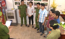 Đọc lệnh bắt giữ Lê Minh Hướng cùng các đồng phạm về hành vi lừa đảo công nghệ cao, chiếm đoạt hàng chục tỷ đồng của nhiều người.