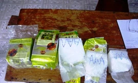 Các gói chất lạ nghi chứa ma túy đá có mẫu mã, màu sắc như gói trà