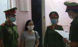 Tống đạt quyết định khởi tố, bắt tạm giam đối với Trần Thị Minh Thúy.