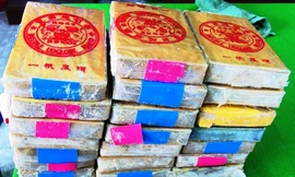 21 gói chứa chất lạ nghi là heroin dạt từ ngoài biển vào được người dân TT-Huế phát hiện, giao nộp cho Bộ đội Biên phòng