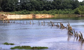 "Trận địa" cọc tre chống cát tặc do dân dựng lên này đã tồn tại trên sông Bồ một tháng rưỡi