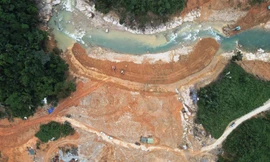 Hiện trường nắn dòng, đắp đập ngăn nước để tìm kiếm người mất tích nhìn từ trên cao. Bên phải là con đập tạm sắp hình thành.