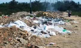 Rác xây dựng bít kín đường phố Võ Nguyên Giáp nối dài có giá trị đầu tư hàng trăm tỷ đồng