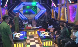 Phát hiện quả tang nhóm đối tượng thuê phòng karaoke để "phê" ma túy. Ảnh: Khoa Anh