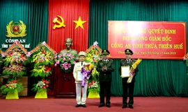Thứ trưởng Bộ Công an Nguyễn Văn Thành trao Quyết định cho đại tá Lê Quốc Hùng và đại tá Nguyễn Quốc Đoàn. Ảnh: Phong Anh