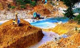 Chia nước, phân thủy dòng Rào Trăng để chuẩn bị đắp đập tạm.