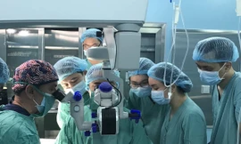 Ê kíp bác sĩ Mỹ - Việt lần đầu tiên phối hợp ghép giác mạc tại Bệnh viện T.Ư Huế (cơ sở 2) từ nguồn hiến tặng từ nước Mỹ cho bệnh nhân xứ Huế