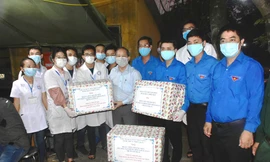 Chủ tịch UBND tỉnh Phan Ngọc Thọ, Bí thư TỈnh Đoàn Trần Gia Công thăm, động viên ĐVTN tình nguyện trên tuyến đầu phòng chống Covid-19