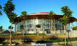 Nhà hát sông Hương Huế - một công trình kiến trúc được thiết kế độc đáo, điểm nhấn cho không gian đô thị Huế bên dòng sông Hương.