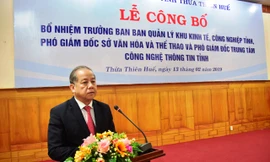 Chủ tịch UBND tỉnh Phan Ngọc Thọ chúc mừng các cán bộ vừa được bổ nhiệm giữ chức vụ mới