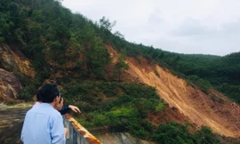 Cơ quan chức năng tỉnh TT-Huế đi kiểm tra thực tế sạt lở tại hạ lưu thủy điện Hương Điền.