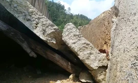 Mới sau hơn 2 năm triển khai, dù công trình chưa thể đưa vào sử dụng, nhưng nhiều hạng mục đã xuống cấp hư hỏng.