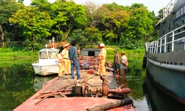 Tàu cát "khủng" bi công an bắt quả tang hút trộm hàng chục mét khối cát