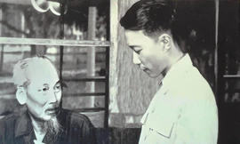 Nhà thơ Tố Hữu đọc thơ cho Bác nghe tại Phủ Chủ tịch.