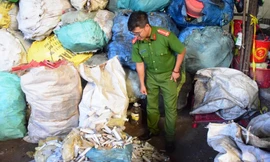 Một lượng lớn rác thải y tế, bơm kim tiêm, ống nghiệm còn dính máu được phát hiện tại cơ sở kinh doanh phế liệu.