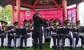 Dàn nhạc kèn Huế lần đầu tiên ra mắt trong một dịp Tết dương lịch.