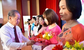 Nữ giáo viên tại TT-Huế được Chủ tịch UBND tỉnh Phan Ngọc Thọ tặng hoa chúc mừng nhân ngày Nhà giáo Việt Nam 20/11