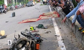 Hiện trường vụ tai nạn giao thông giữa xe gắn máy đi vào đường ngược chiều và xe tải ben chở đá